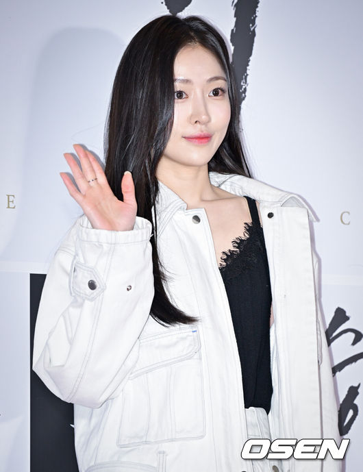 [OSEN=조은정 기자]19일 오후 서울 용산구 한강대로 CGV 용산아이파크몰에서 영화 '승부' VIP 시사회 포토월 행사가 열렸다.영화 '승부'는 대한민국 최고의 바둑 레전드 조훈현(이병헌 분)이 제자와의 대결에서 패한 후 타고난 승부사 기질로 다시 한번 정상에 도전하는 이야기를 그린다.배우 송지우가 포즈를 취하고 있다. 2025.03.19 /cej@osen.co.kr