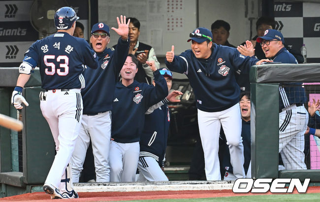 [OSEN=부산, 이석우 기자] 6일 부산 사직야구장에서 2025 신한 SOL 뱅크 KBO 리그 롯데 자이언츠와 두산 베어스의 경기가 열렸다. 홈팀 롯데는 데이비슨이, 방문팀 두산은 김유성이 선발로 출전했다.두산 베어스 양석환이 8회초 2사 1루 좌월 역전 2점 홈런을 치고 코치진의 축하를 받고 있다. 2025.04.06 / foto0307@osen.co.kr
