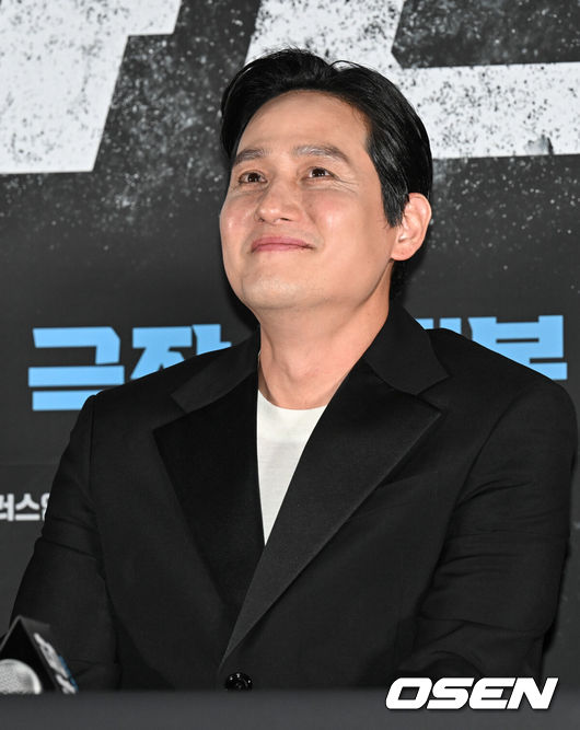 [OSEN=조은정 기자]영화 '야당' 언론배급시사회 및 기자간담회가 7일 서울 강남구 메가박스 코엑스에서 열렸다.‘야당’은 대한민국 마약판을 설계하는 브로커 ‘야당’, 더 높은 곳에 오르려는 ‘검사’, 마약 범죄 소탕에 모든 것을 건 ‘형사’가 서로 다른 목적을 가지고 엮이며 펼쳐지는 범죄 액션 영화다.배우 박해준이 질의응답 시간을 갖고 있다. 2025.04.07 /cej@osen.co.kr