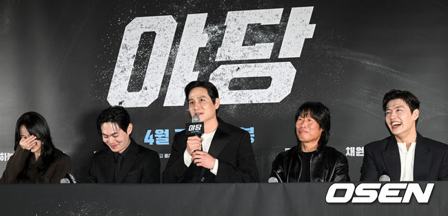 [OSEN=조은정 기자]영화 '야당' 언론배급시사회 및 기자간담회가 7일 서울 강남구 메가박스 코엑스에서 열렸다.<br /><br />‘야당’은 대한민국 마약판을 설계하는 브로커 ‘야당’, 더 높은 곳에 오르려는 ‘검사’, 마약 범죄 소탕에 모든 것을 건 ‘형사’가 서로 다른 목적을 가지고 엮이며 펼쳐지는 범죄 액션 영화다.<br /><br />배우  박해준(가운데)이 질의응답 시간을 갖고 있다. 2025.04.07 /cej@osen.co.kr