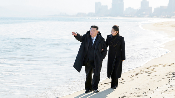 김정은 북한 국무위원장이 지난해 12월 29일 딸 주애와 원산 갈마해안관광지구의 준공된 여러 호텔과 봉사망(서비스네트워크)들을 돌아보는 모습. 노동신문, 뉴스1