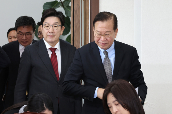 국민의힘 권영세 비상대책위원장(오른쪽)과 권성동 원내대표가 7일 국회에서 열린 비상대책위원회의에 입장하고 있다. 연합뉴스