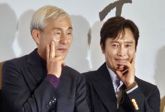 영화 '승부' 시사회에서 조훈현 국수(왼쪽)와 그를 연기한 배우 이병헌이 포즈를 취하고 있다. 사진 바이포엠스튜디오 