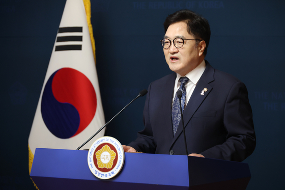 우원식 국회의장이 6일 오후 서울 여의도 국회 사랑재에서 개헌 관련 기자회견을 하고 있다. 뉴스1