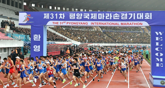 노동신문은 7일 제31차 평양국제마라톤경기가 지난 6일 김일성경기장에서 개최된 사실을 보도했다. 뉴스1