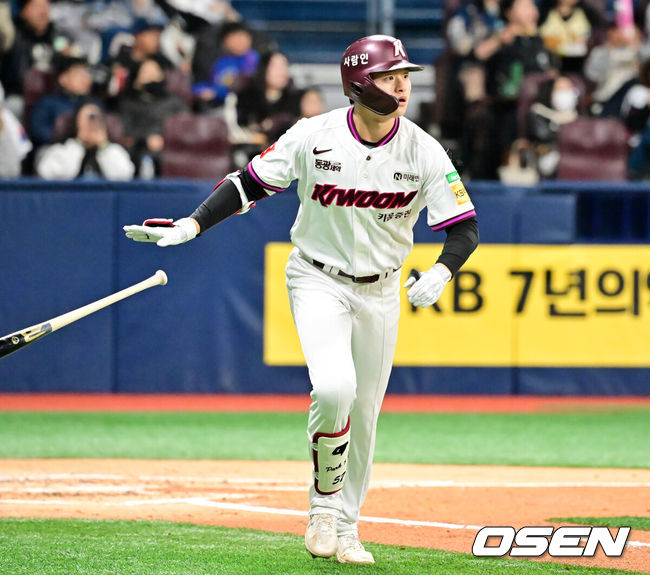 [OSEN=고척, 민경훈 기자] 5일 오후 서울 고척스카이돔에서 2025 신한 SOL Bank KBO리그 키움 히어로즈와 NC 다이노스의 경기가 열렸다.이날 키움은 김윤하, NC는 라일리를 선발투수로 내세웠다.2회말 1사 주자 1,2루 키움 박주홍이 우월 선취 스리런 홈런을 때리고 있다. 2025.04.05 / rumi@osen.co.kr