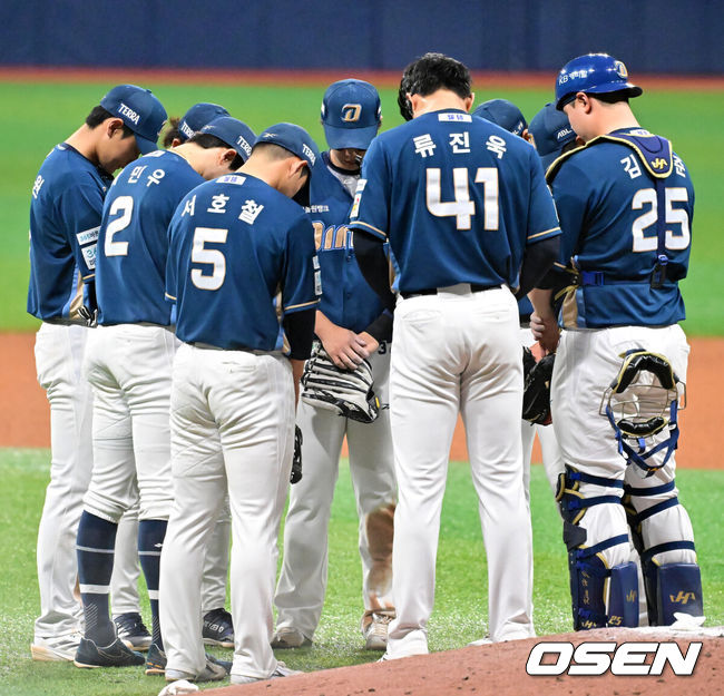 [OSEN=고척, 민경훈 기자] 5일 오후 서울 고척스카이돔에서 2025 신한 SOL Bank KBO리그 키움 히어로즈와 NC 다이노스의 경기가 열렸다. 이 경기에서 NC는 키움에 7-5로 승리했다.박민우가 4타수 2안타 2득점, 김주원이 4타수 1안타 1홈런 2타점, 손아섭이 5타수 2안타 2타점, 박건우가 4타수 2안타 2타점을 기록했다.경기를 마치고 NC 선수들이 마운드 근처에 모여서 세리머니 대신 묵념을 하고 있다. 2025.04.05 / rumi@osen.co.kr