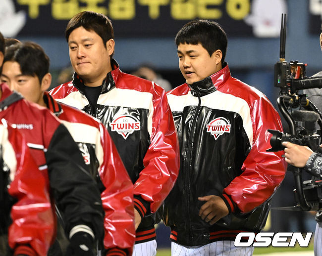 [OSEN=잠실, 이대선 기자] 프로야구 LG. 트윈스가 KIA 타이거즈를 꺾고 맞대결 8연패에서 벗어났다.LG는 4일 서울 잠실구장에서 열린2025 KBO리그KIA와 경기에서 8-2로 승리했다. LG는 지난해 6월 20일부터 이어진 KIA전 8연패 사슬을 끊어냈다.경기 종료 후 LG 장현식이 동료들과 승리의 기쁨을 나누고 있다. 2025.04.04 /sunday@osen.co.kr