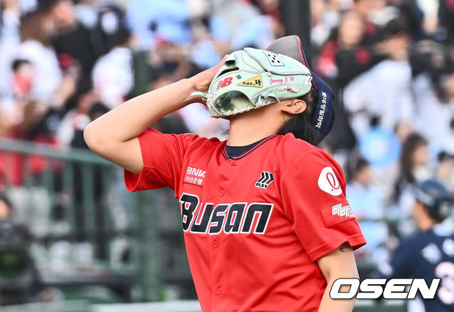 [OSEN=부산, 이석우 기자] 6일 부산 사직야구장에서 2025 신한 SOL 뱅크 KBO 리그 롯데 자이언츠와 두산 베어스의 경기가 열렸다. 홈팀 롯데는 데이비슨이, 방문팀 두산은 김유성이 선발로 출전했다.롯데 자이언츠 정철원이 7회초 2사 만루 두산 베어스 양석환을 좌익수 플라이로 잡고 글러브로 얼굴을 막고 기뻐하고 있다. 2025.04.06 / foto0307@osen.co.kr