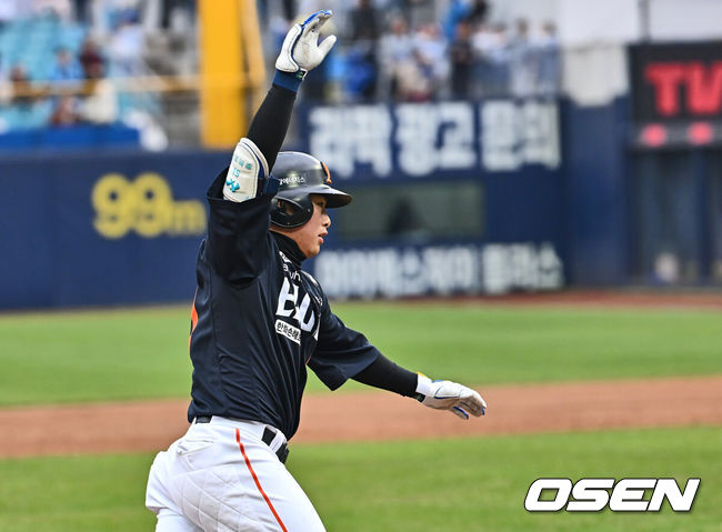 [OSEN=대구, 이석우 기자] 5일 대구삼성라이온즈파크에서 2025 신한 SOL 뱅크 KBO 리그 삼성 라이온즈와 한화 이글스의 경기가 열렸다. 홈팀 삼성은 이승현이, 방문팀 한화는 류현진이 선발 출전했다. 한화 이글스 문현빈이 9회초 2사 1,2루 역전 우월 3점 홈런을 치고 세리머니를 하고 있다. 2025.04.05 / foto0307@osen.co.kr