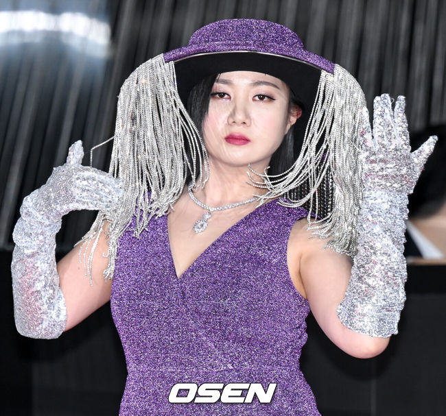 [OSEN=조은정 기자]2023 SBS연예대상 포토월 행사가 30일 서울 마포구 상암 SBS 프리즘타워에서 열렸다.방송인 박나래가 레드카펫을 밟으며 포즈를 취하고 있다. 2023.12.30/cej@osen.co.kr