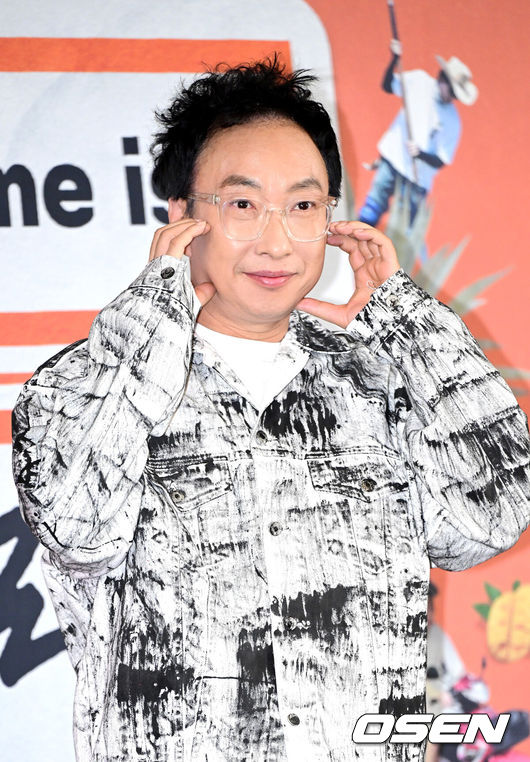 [OSEN=최규한 기자] 20일 오후 서울 상암 스탠포드 호텔에서 JTBC 새 예능 프로그램 'My name is 가브리엘' 제작발표회가 열렸다.'My name is 가브리엘(마이 네임 이즈 가브리엘)'은 아무도 나를 모르는 곳에서 세계 80억 인구 중 한 명의 이름으로 72시간 동안 '실제 그 사람의 삶'을 살아가는 관찰 리얼리티 예능이다.제작사 테오(TEO) 설립 후 다양한 프로젝트를 선보이고 있는 김태호 PD와 '놀라운 토요일', '혜미리예채파' 등을 연출한 이태경 PD가 의기투합해 선보이는 프로그램으로 박명수, 염혜란, 홍진경, 지창욱, 박보검, 가비, 덱스가 라인업으로 확정돼 기대를 더하고 있다. 방송인 박명수가 포토타임을 하고 있다. 2024.06.20 / dreamer@osen.co.kr
