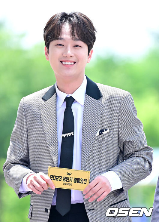 [OSEN=인천, 최규한 기자] 3일 오전 인천 남동체육관에서 KBS '불후의 명곡' 2023년 상반기 왕중왕전 레드카펫 행사가 열렸다.가수 이찬원이 레드카펫 행사에 참석해 포즈를 취하고 있다. 2023.07.03 / dreamer@osen.co.kr