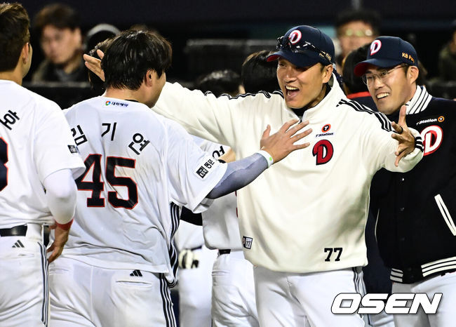 [OSEN=지형준 기자] 두산이 연장까지 가는 치열한 접전끝에 한화를 잡고 시즌 첫 5할 승률에 도달했다.프로야구 두산 베어스는 8일 서울 잠실구장에서 열린 2025 신한 SOL뱅크 KBO리그 한화 이글스와의 시즌 첫 맞대결에서 연장 승부 끝 김기연의 끝내기 안타로 6-5 승리를 거뒀다.두산은 3연전 기선제압과 함께 2연승을 달리며 시즌 첫 5할 승률에 도달했다. 7승 7패. 반면 2연패에 빠진 한화는 4승 10패가 됐다.경기를 마치고 두산 이승엽 감독과 김기연이 포옹을 하고 있다. 2025.04.08 / jpnews@osen.co.kr