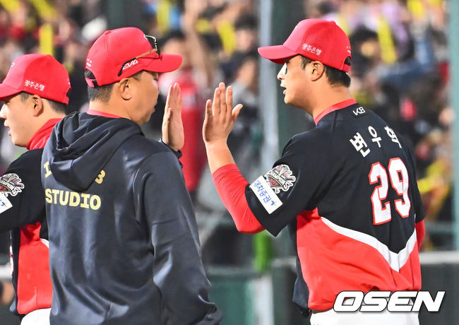 [OSEN=부산, 이석우 기자] 8일 부산 사직야구장에서 2025 신한 SOL 뱅크 KBO 리그 롯데 자이언츠와 KIA 타이거즈의 경기가 열렸다. 홈팀 롯데는 김진욱이, 방문팀 KIA는 김도현이 선발로 출전했다.KIA 타이거즈 이범호 감독이 롯데 자이언츠에 5-4로 승리한 후 변우혁과 하이파이브를 하고 있다. 2025.04.08 / foto0307@osen.co.kr