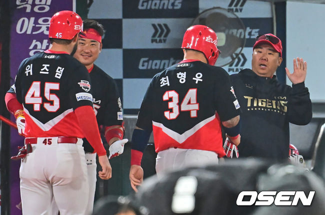 [OSEN=부산, 이석우 기자] 8일 부산 사직야구장에서 2025 신한 SOL 뱅크 KBO 리그 롯데 자이언츠와 KIA 타이거즈의 경기가 열렸다. 홈팀 롯데는 김진욱이, 방문팀 KIA는 김도현이 선발로 출전했다.KIA 타이거즈 이범호 감독이 6회초 2사 만루 변우혁의 역전 2타점 중견수 앞 안타때 득점을 올린 최형우, 위즈덤과 하이파이브를 하고 있다. 2025.04.08 / foto0307@osen.co.kr