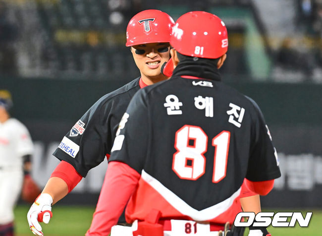 [OSEN=부산, 이석우 기자] 8일 부산 사직야구장에서 2025 신한 SOL 뱅크 KBO 리그 롯데 자이언츠와 KIA 타이거즈의 경기가 열렸다. 홈팀 롯데는 김진욱이, 방문팀 KIA는 김도현이 선발로 출전했다.KIA 타이거즈 변우혁이 6회초 2사 만루 역전 2타점 중견수 앞 안타를 치고 기뻐하고 있다. 2025.04.08 / foto0307@osen.co.kr