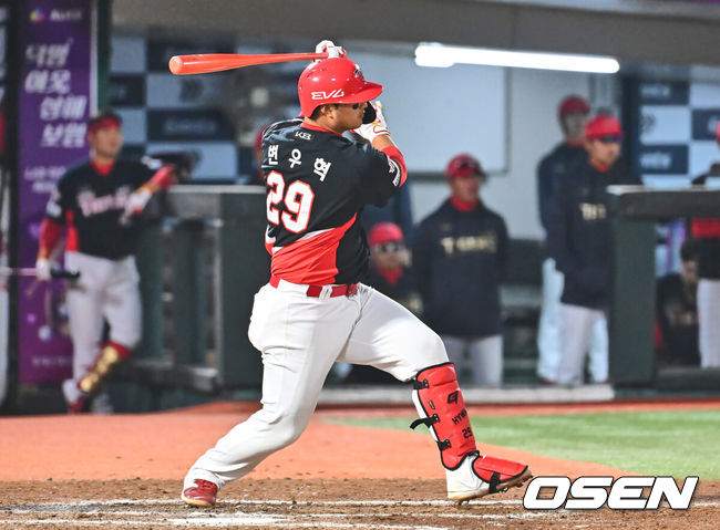 [OSEN=부산, 이석우 기자] 8일 부산 사직야구장에서 2025 신한 SOL 뱅크 KBO 리그 롯데 자이언츠와 KIA 타이거즈의 경기가 열렸다. 홈팀 롯데는 김진욱이, 방문팀 KIA는 김도현이 선발로 출전했다.KIA 타이거즈 변우혁이 8회초 1사 2루 좌익수 앞 1타점 안타를 치고 있다. 2025.04.08 / foto0307@osen.co.kr