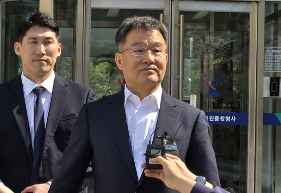 화천대유 대주주 김만배(가운데)씨가 8일 오후 뇌물공여 등 혐의 수원고법 항소심에서 무죄를 선고받고 법원 청사 앞에 섰다. 김씨는 ″사실에 입각한 판결을 해주신 재판부에 감사하다″고 말했다. 손성배 기자