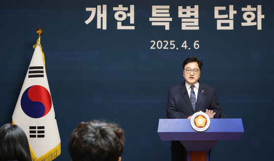우원식 국회의장이 지난 6일 오후 서울 여의도 국회 사랑재에서 개헌 관련 기자회견을 하고 있다. 뉴스1