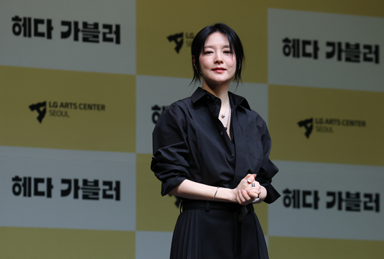 32년 만에 연극 무대에 복귀하는 배우 이영애가 8일 오후 서울 강서구 LG아트센터에서 열린 연극 ‘헤다 가블러’(연출 전인철) 제작발표회에서 포즈를 취하고 있다. 세계적인 극작가 헨리크 입센의 고전 명작인 ‘헤다 가블러’는 사회적 제약과 억압 속에서 자유를 갈망하는 여성의 심리를 심도 깊게 탐구한 작품이다. 뉴스1