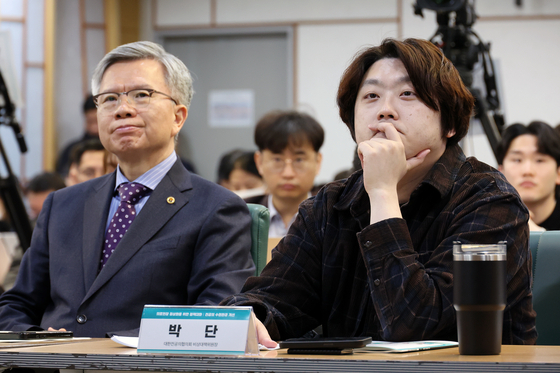 김택우(왼쪽) 대한의사협회 회장과 박단 의협 부회장(대한전공의협의회 비상대책위원장)이 지난달 10일 서울 여의도 국회에서 열린 의료현장 정상화를 위한 정책 토론회에서 전공의 발언을 듣고 있다. 뉴시스