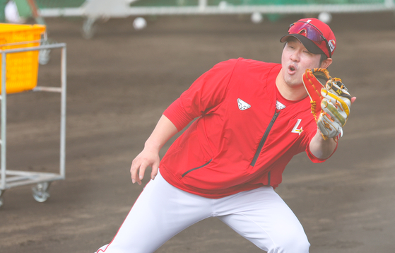 (오키나와(일본)=뉴스1) 허경 기자 = SSG 최정이 28일 일본 오키나와 구시카와 야구장에서 열린 KT 위즈와 SSG 랜더스 연습경기에 앞서 캐치볼을 하고 있다. 2025.2.28/뉴스1