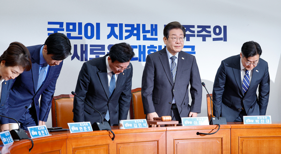 더불어민주당 박찬대 원내대표(오른쪽부터), 이재명 대표, 김민석, 한준호, 이언주 최고위원이 7일 오전 서울 여의도 국회에서 열린 최고위원회의에 참석해 인사하고 있다. 뉴스1