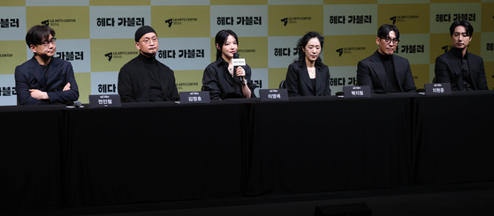 '헤다 가블러' 제작진과 배우들이 8일 서울 강서구 LG아트센터에서 열린 연극 ‘헤다 가블러’ 제작발표회에참석했다. (왼쪽부터) 전인철 연출, 배우 김정호, 이영애, 백지원, 주현준. 뉴스1