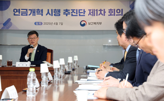 이기일 보건복지부 1차관이 7일 정부세종청사 보건복지부 대회의실에서 열린 연금개혁 시행 추진단 1차 회의에서 인사말을 하고 있다. 연합뉴스