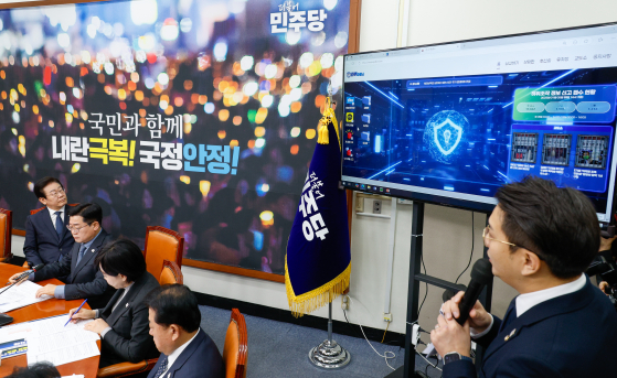 이재명 더불어민주당 대표와 박찬대 원내대표, 최고위원들이 지난 6일 오전 서울 여의도 국회에서 최고위원회의에 앞서 민주당 홈페이지에 마련된 허위조작 정보 신고센터 '민주파출소'에 대한 전용기 의원의 설명을 듣고 있다. 뉴스1
