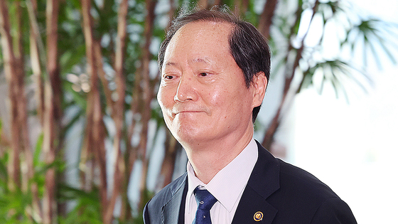헌법재판관 후보자로 지목된 이완규 법제처장이 8일 정부서울청사에서 열린 국무회의 참석을 마친 후 이동하고 있다. 뉴시스