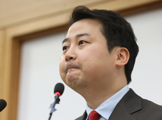 국민의힘 부산 수영구 후보로 공천을 받았다가 막말 논란으로 공천이 취소된 장예찬 전 국민의힘 청년최고위원이 지난해 3월 18일 오후 부산시의회 브리핑룸에서 기자회견을 열고 무소속 출마를 선언하고 있다. 뉴스1