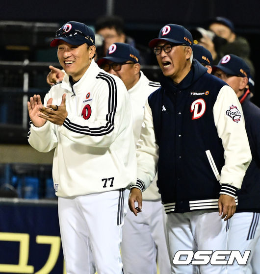 [OSEN=지형준 기자] 두산이 연장까지 가는 치열한 접전끝에 한화를 잡고 시즌 첫 5할 승률에 도달했다.프로야구 두산 베어스는 8일 서울 잠실구장에서 열린 2025 신한 SOL뱅크 KBO리그 한화 이글스와의 시즌 첫 맞대결에서 연장 승부 끝 김기연의 끝내기 안타로 6-5 승리를 거뒀다.두산은 3연전 기선제압과 함께 2연승을 달리며 시즌 첫 5할 승률에 도달했다. 7승 7패. 반면 2연패에 빠진 한화는 4승 10패가 됐다.경기를 마치고 두산 이승엽 감독과 고토 코치가 선수들과 승리를 기뻐하고 있다. 2025.04.08 /