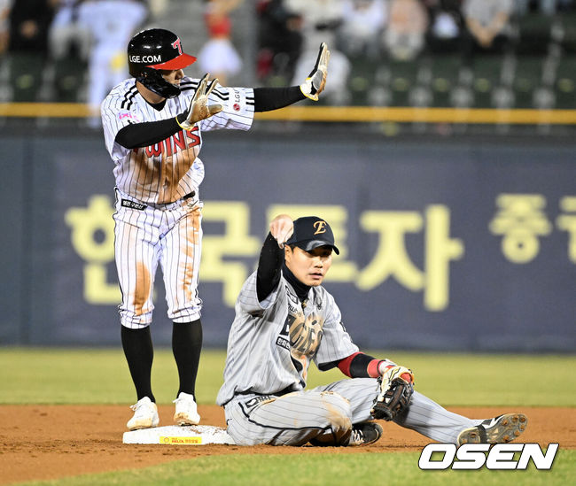 [OSEN=잠실, 이대선 기자] 3회말 무사 1루에서 LG 1루주자 신민재의 도루 때 한화 심우준이 비디오 판독을 요청하고 있다. 2025.03.26 /sunday@osen.co.kr