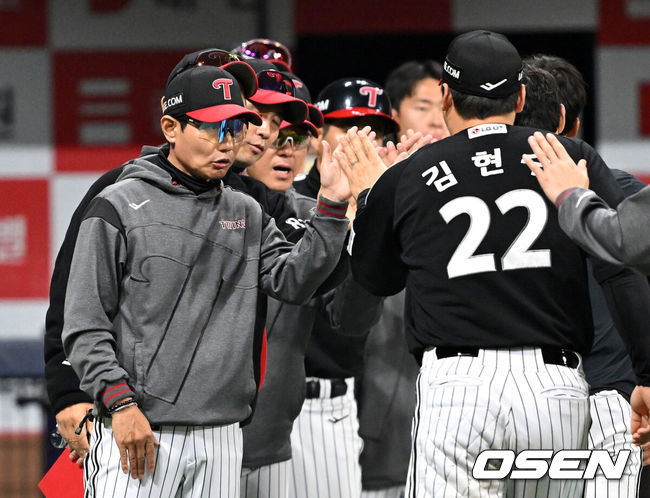 [OSEN=고척, 이대선 기자] 프로야구 LG 트윈스가 키움 히어로즈를 꺾고 4연승을 내달렸다.LG는 8일 서울 고척스카이돔에서 열린 2025 KBO리그 키움과 경기에서 13-1로 크게 승리했다. 선발 투수 손주영은 7이닝 동안 5피안타 5탈삼진 1실점으로 시즌 3승째를 기록했다. 다승 단독 선두다. 경기 종료 후 LG 엽경엽 감독이 선수들과 승리의 기쁨을 나누고 있다. 2025.04.08 /sunday@osen.co.kr