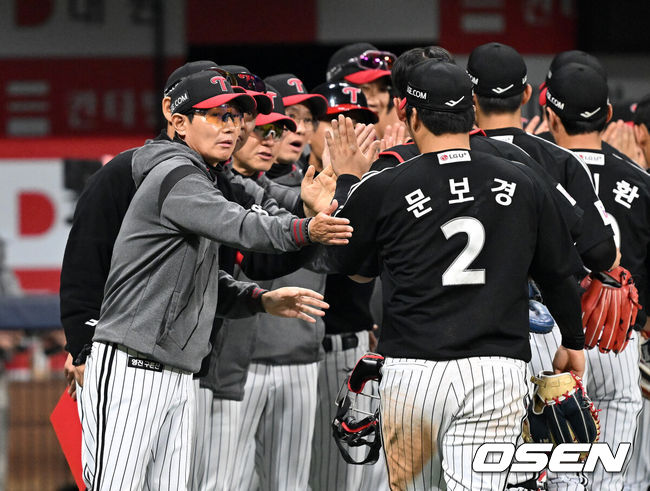 [OSEN=고척, 이대선 기자] 프로야구 LG 트윈스가 키움 히어로즈를 꺾고 4연승을 내달렸다.LG는 8일 서울 고척스카이돔에서 열린 2025 KBO리그 키움과 경기에서 13-1로 크게 승리했다. 선발 투수 손주영은 7이닝 동안 5피안타 5탈삼진 1실점으로 시즌 3승째를 기록했다. 다승 단독 선두다. 경기 종료 후 LG 염경엽 감독이 문보경과 승리의 기쁨을 나누고 있다. 2025.04.08 /sunday@osen.co.kr