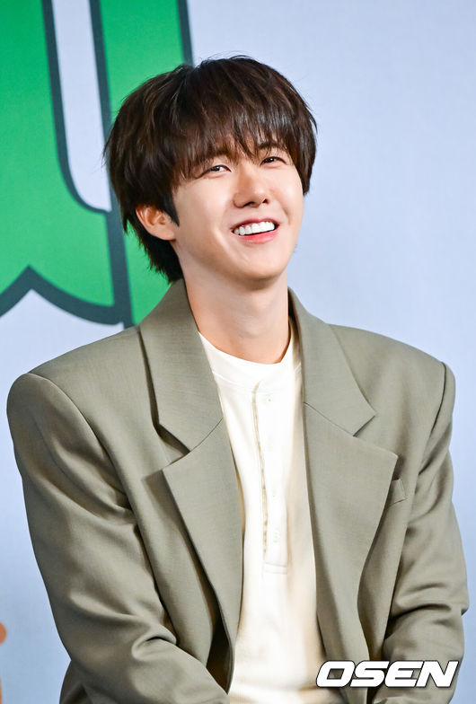 [OSEN=박준형 기자]  7일 서울 상암동 스탠포드 호텔에서 JTBC 예능 '길바닥 밥장사' 제작발표회가 진행됐다.류수영, 파브리, 황광희, 신현지, 배인혁, 전소미가 출연하는 '길바닥 밥장사'는 한식과 레시피에 진심인 이들이 푸드 바이크를 타고 요리하며 지중해의 부엌 스페인을 누비는 프로그램이다.황광희가 미소 짓고 있다.  2025.04.07 / soul1014@osen.co.kr
