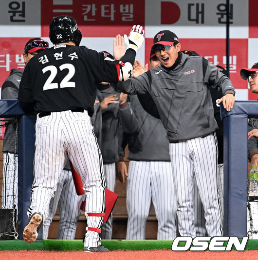 [OSEN=고척, 이대선 기자] 8일 오후 서울 고척스카이돔에서 2025 신한 SOL Bank KBO리그 키움 히어로즈와 LG 트윈스의 경기가 열렸다.키움은 윤현, LG는 손주영을 선발 투수로 내세웠다.7회초 1사에서 LG 김현수가 우중월 솔로 홈런을 치고 더그아웃에서 염경엽 감독과 하이파이브를 하고 있다. 2025.04.08 /sunday@osen.co.kr