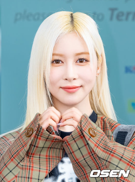 [OSEN=인천공항, 민경훈 기자] 우주소녀 다영이 14일 오전 토트넘틱톡챌린지 행사 차 인천국제공항을 통해 영국 런던으로 출국했다.우주소녀 다영이 출국장으로 향하며 팬들과 취재진을 향해 인사하고 있다. 2024.02.14 / rumi@osen.co.kr