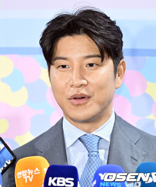 [OSEN=조은정 기자]18일 오후 서울 송파구 롯데월드타워 아트리움에서 FC세븐일레븐 with K리그 × 산리오캐릭터즈 프리오픈데이가 열렸다.이번FC세븐일레븐 팝업스토어는 세븐일레븐의 브랜드&플랫폼, K리그의 팬덤, 산리오의 캐릭터IP파워 등 3사의 핵심 역량이 집결해 탄생했다. 세븐일레븐은 본격적인 여름 휴가 및 방학 시즌을 맞아 남녀노소 누구나 즐길 수 있도록 대중 스포츠인 축구를 관장하는 K리그와 전 세계적으로 다양한 연령대에 걸쳐 사랑 받고 있는 캐릭터들을 보유한 산리오와의 3사 콜라보를 기획했다. 행사에 참석한 전 축구선수 박주호가 취재진과 인터뷰를 하고 있다. 2024.07.18 /cej@osen.co.kr