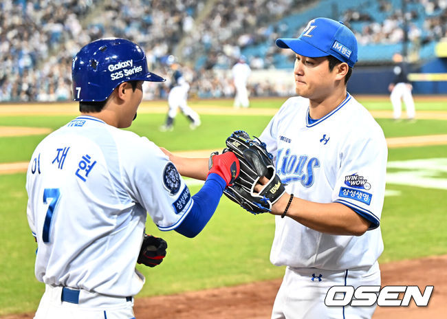 [OSEN=대구, 이석우 기자] 25일 대구삼성라이온즈파크에서 2025 신한 SOL 뱅크 KBO 리그 삼성 라이온즈와 NC 다이노스의 경기가 열렸다. 홈팀 삼성은 최원태가, 방문팀 NC는 최성영이 선발 출전했다. 삼성 라이온즈 이재현이 2회말 2사 1,2루 역전 우월 3점 홈런을 치고 최원태와 하이파이브를 하고 있다. 2025.03.25 / foto0307@osen.co.kr