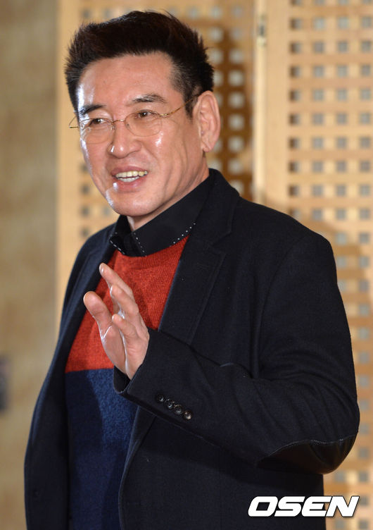 [OSEN=최규한 기자] 조형기가 27일 오후 서울 소공동 롯데호텔에서 열린 한국영화배우협회 '스타의 밤' 시상식에 참석해 포토타임을 갖고 있다. 이번 시상식에서 단편영화 '세이프'로 제66회 칸 국제영화제에서 단편부문 황금종려상을 수상한 문병곤 감독과 영화 '설국열차'의 봉준호 감독이 '자랑스러운 KOREA 영화인상' 수상자로 선정됐다. 이와 더불어 송강호, 엄정화, 류승룡, 황정민, 엄지원이 '대한민국 영화 톱스타상' 수상자로 이름을 올렸으며 문정희, 장영남, 여진구가 '대한민국 영화 인기상'을 수상한다./ dreamer@osen.co.kr