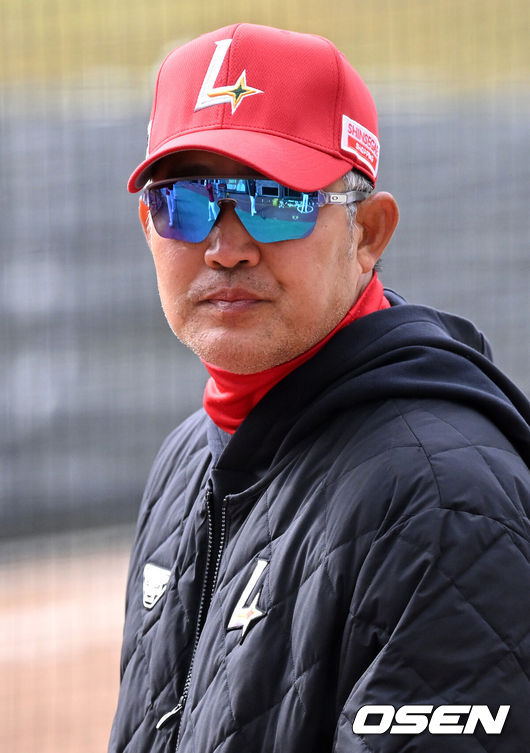 [OSEN=인천, 이대선 기자] 15일 오후 인천 SSG랜더스필드에서  2025 신한 SOL뱅크 KBO 리그 시범경기 SSG 랜더스와 LG 트윈스의 경기가 열렸다.경기에 앞서 SSG 이숭용 감독이 훈련 중인 선수들을 바라보고 있다. 2025.03.15 /sunday@osen.co.kr