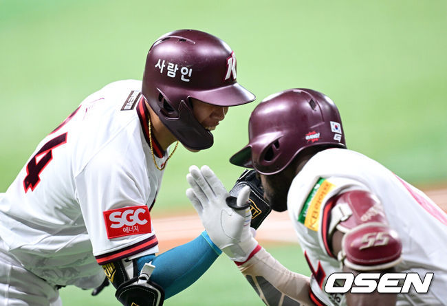 [OSEN=고척, 최규한 기자] 9일 오후 서울 고척스카이돔에서 ‘2025 신한 SOL Bank KBO리그’ 키움 히어로즈와 LG 트윈스의 경기가 열렸다.홈팀 키움은 케니 로젠버그, 방문팀 LG는 엘리에이저 에르난데스를 선발투수로 내세웠다.1회말 무사 선두타자로 나선 키움 송성문이 선제 우월 솔로포를 날리고 홈을 밟은 뒤 푸이그와 기뻐하고 있다. 2025.04.09 / dreamer@osen.co.kr