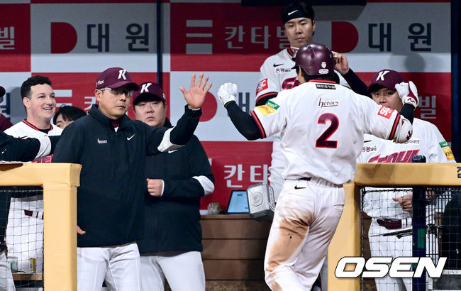 [OSEN=고척, 최규한 기자] 9일 오후 서울 고척스카이돔에서 ‘2025 신한 SOL Bank KBO리그’ 키움 히어로즈와 LG 트윈스의 경기가 열렸다.홈팀 키움은 케니 로젠버그, 방문팀 LG는 엘리에이저 에르난데스를 선발투수로 내세웠다.3회말 2사 주자없는 상황 키움 이주형이 달아나는 좌월 솔로포를 날리고 홈을 밟은 뒤 홍원기 감독과 인사를 나누고 있다. 2025.04.09 / dreamer@osen.co.kr