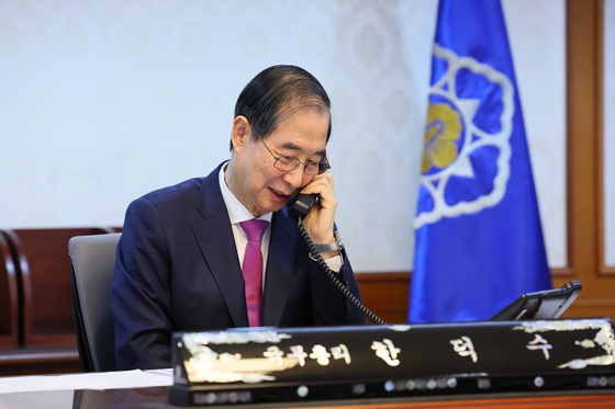 한덕수 대통령 권한대행이 8일 정부서울청사 집무실에서 도널드 트럼프 미국 대통령과 전화 통화를 하고 있다. 국무총리실 제공