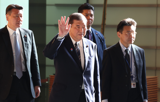 이시바 시게루 일본 총리가 지난 8일 총리 관저로 들어가고 있다. EPA 지지통신=연합뉴스