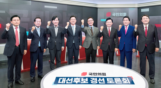 2021년 9월 16일 당시 국민의힘 대선 경선 예비후보들이 16일 서울 중구 TV조선에서 열린 방송토론회 전 기념촬영을 하는 모습. 국회사진기자단