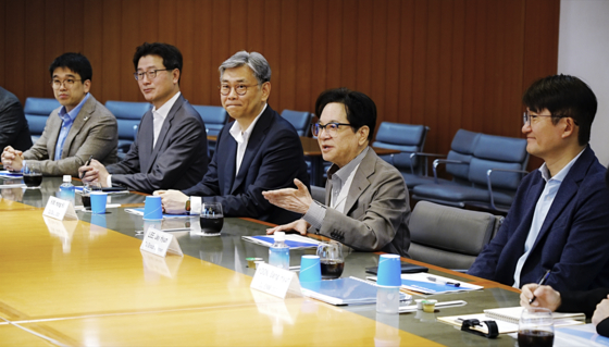 CJ그룹 이재현 회장(오른쪽에서 두 번째)이 일본 현지 관계자들과 간담회를 진행하고 있다. 사진 CJ그룹